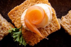 Pane di Segale Hüber con salmone e crema di gamberi