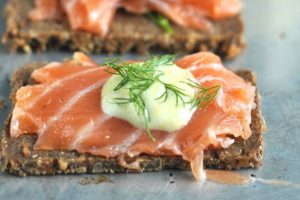 Pane di segale con salmone marinato all'aneto e salsa alla senape