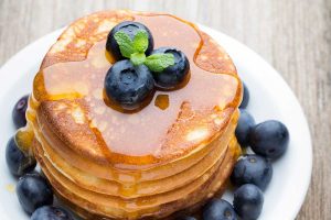 Pancakes abbinati a sciroppo d'acero e mirtilli