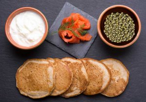 Pancake al salmone, capperi e panna acida preparati utilizzando il Preparato per Pancake McPharrel